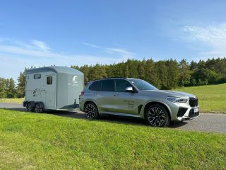 Skvělý přívěs pro 2 velké koně s přímým stáním, Cheval Liberte Multimax, s variabilně posuvnou stěnou prostorné sedlovny,...